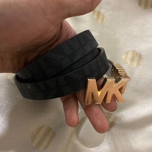 BRAND NEW MICHEAL KORS SKINNY BELT.reversible